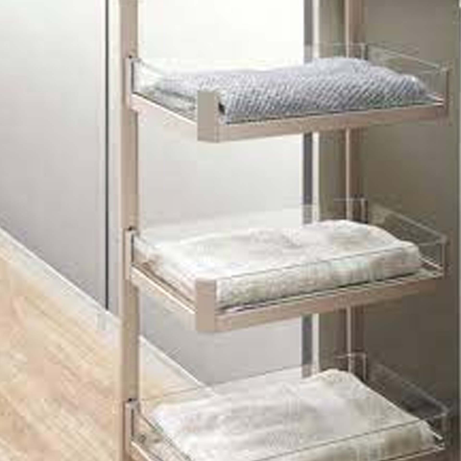 THREE-TIER LATERAL GLASS BASKET WITH SOFT-CLOSING MECHANISM