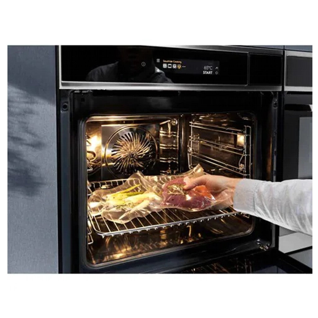 Electrolux 60cm Ultimate Taste 900 built-in single oven with 70L capacity